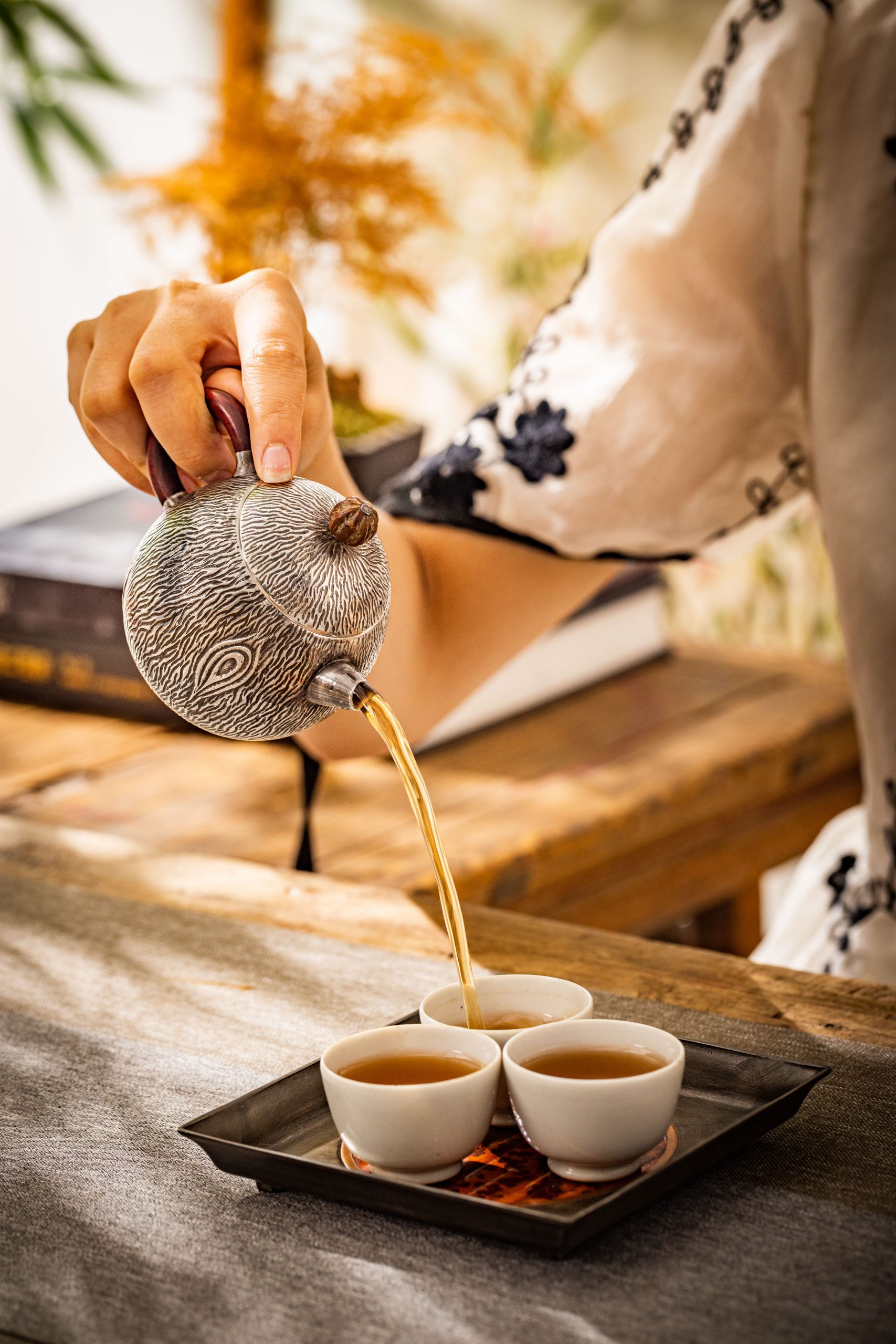 自然树纹，朴实生动，烘托出轻松、沉稳的茶席氛围。